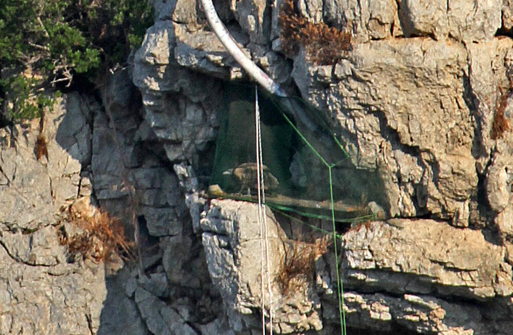 Agata e Sara nella cavita di rilascio della Gravina di Laterza